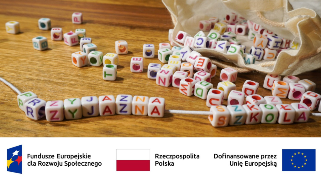 Koraliki z literkami ułożone w napis Przyjazna szkoła, na dole obrazka trzy logotypy w rzędzie programu Fundusze Europejskie dla Rozwoju Społecznego