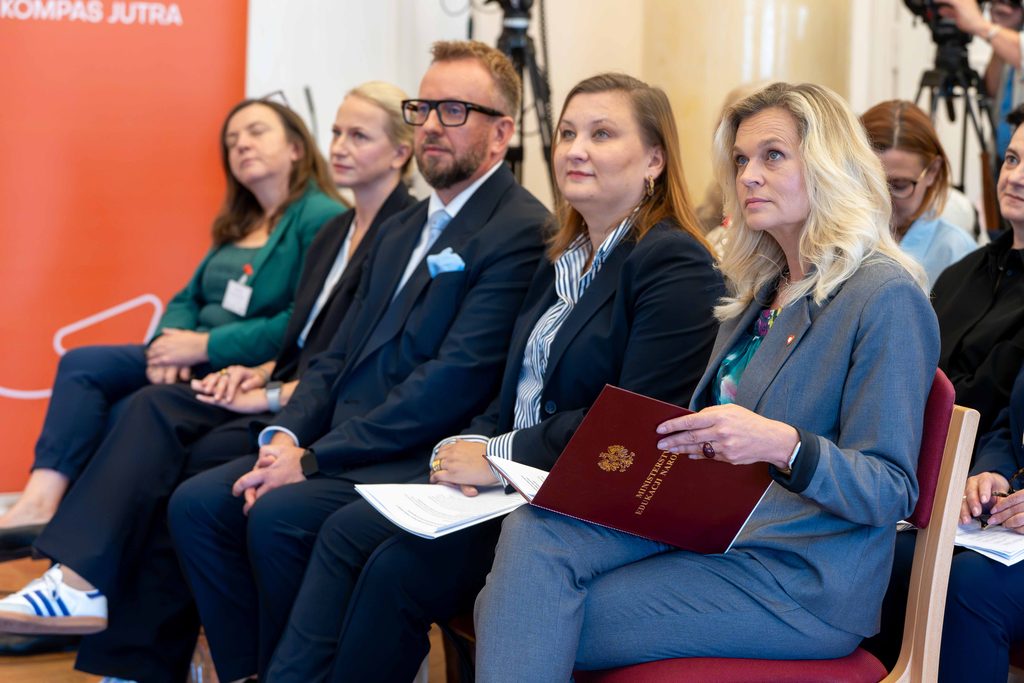 Uczestnicy konferencji z pierwszego rzędu, m.in. Dyrektor ORE M. Biniewski, ministra B. Nowacka, wiceministra P. Piechna-Więckiewicz